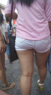 街拍白紧牛仔包臀少妇