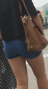 成熟少妇牛仔热裤夹得紧