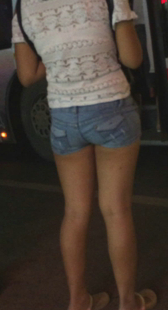 牛仔热裤少妇站着不觉往前倾