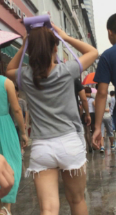 白色牛仔热裤少妇