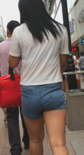 牛仔包臀少妇步伐大