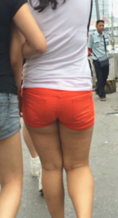 包臀紧身红色热裤少妇