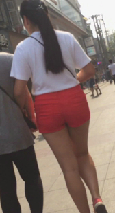 街拍红色热裤小少妇