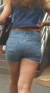 包臀紧牛热裤走路变形