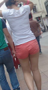 街拍红色热裤少妇