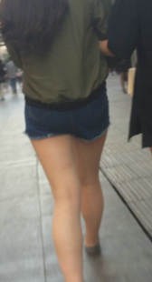 街拍牛仔热裤少妇夹得紧