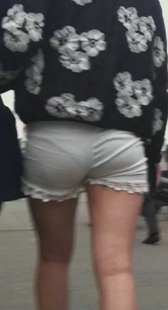 性感白紧热裤内痕明显