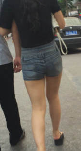 高腰牛仔热裤少妇