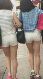街拍两白色热裤姐妹