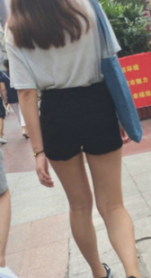 街拍大屁股黑色热裤少妇