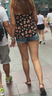 街拍牛仔长腿热裤少妇