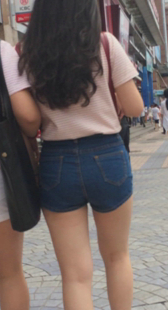 街拍白腿热裤少妇