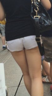 街拍白色热裤圆臀
