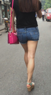 性感包臀少妇走路会扭