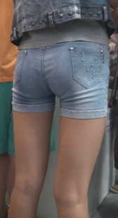 超紧牛仔包臀热裤少妇