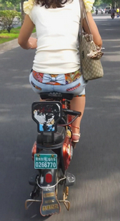 紧身牛仔包臀少妇骑车