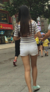 街拍包臀白紧牛仔热裤