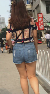 细腰大屁股牛仔热裤