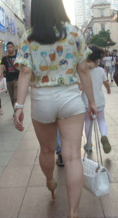 街拍圆臀白紧热裤少妇