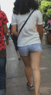 街拍超紧热裤牛仔包臀少妇