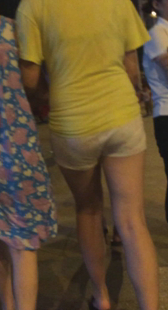 街拍姐妹热裤和长裙