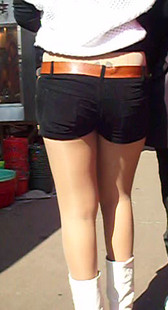 街拍长腿黑紧热裤