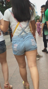 大屁股背带热裤小妹