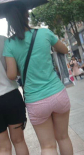 街拍粉色热裤小少妇