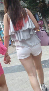 街拍性感美腿热裤少女