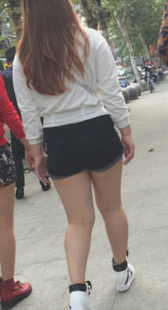 大屁股黑紧热裤小妹