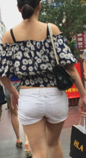 街拍宽臀热裤成熟少妇