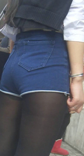 宽臀黑丝牛仔热裤OL