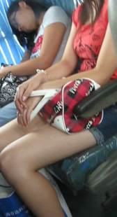 公交车上两性感姐妹