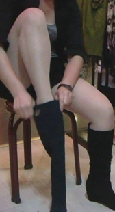 服装店老板娘试鞋子