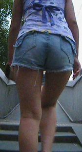 翘臀牛仔小妹上楼梯