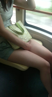 公交车性感美腿小妹