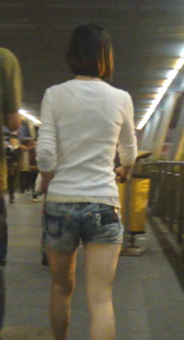 街拍紧身牛仔热裤美女