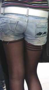 街拍黑丝包臀紧牛