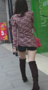 街拍长筒热裤小妹
