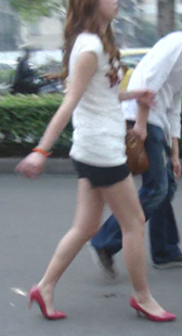 红鞋美腿小少妇