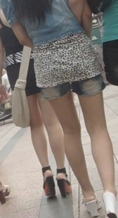 街拍热裤短裙姐妹花