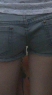 跟拍深沟牛仔热裤小妹