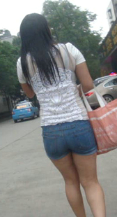 街拍翘臀紧身热裤