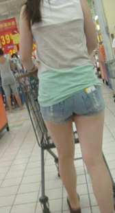 超市紧身牛仔热裤小妹