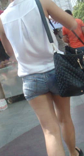 长腿包臀紧牛热裤