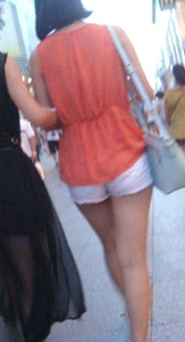 街拍白色紧身热裤小少妇