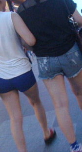 牛仔布裤两姐妹