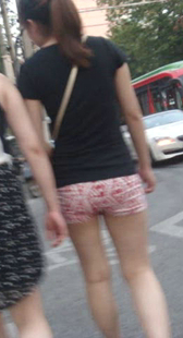 紧身红色热裤小妹