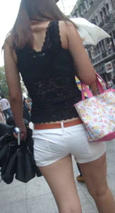 跟拍白紧热裤小妹