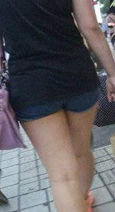 热裤小妹夹成这样